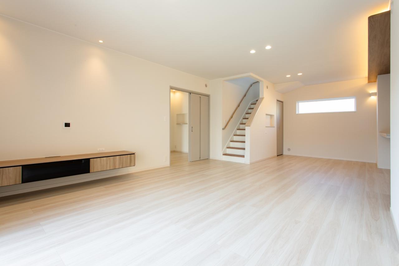 リビング、ダイニング、階段