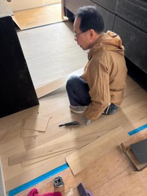 フロアタイル貼り